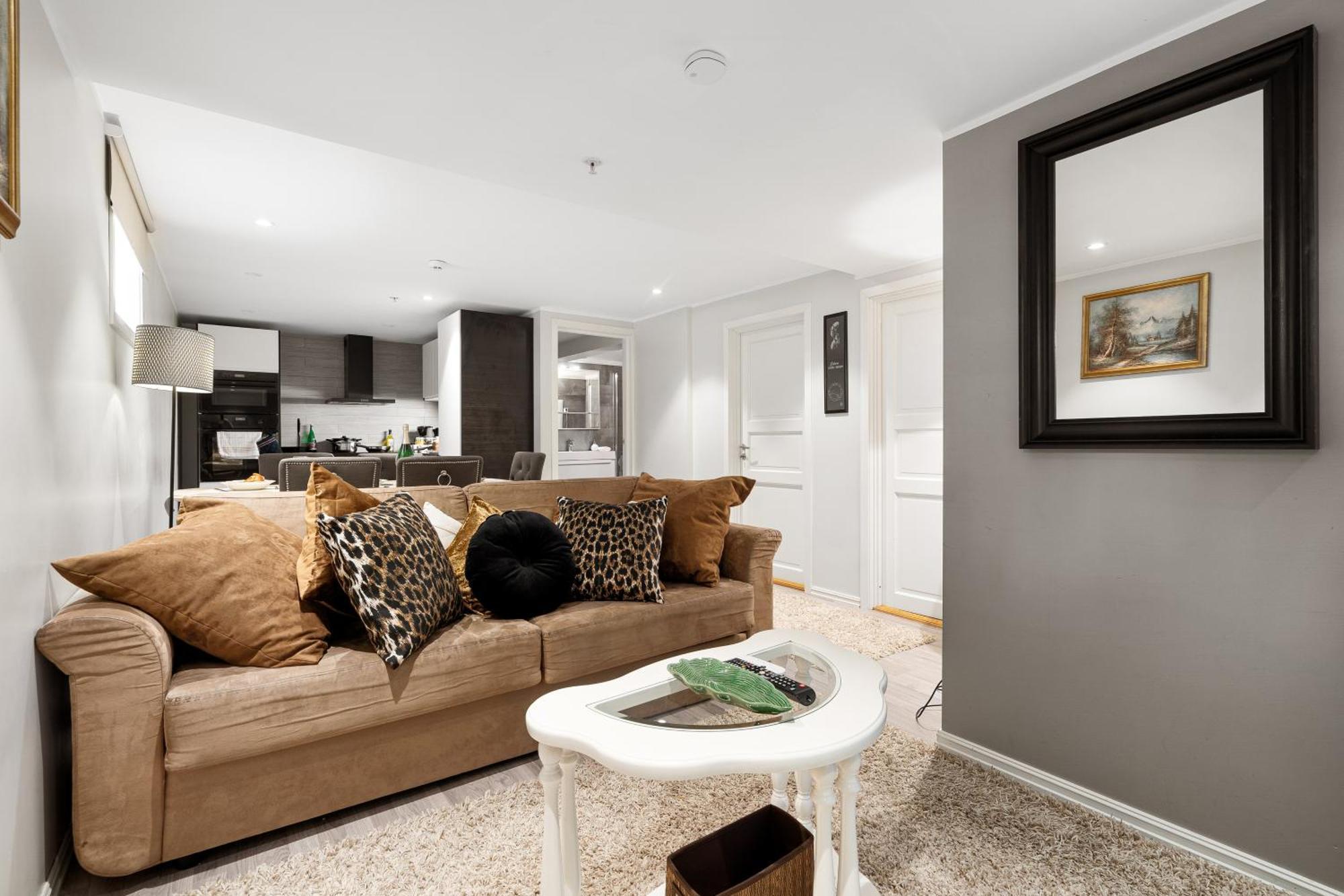 Solsiden Modern Stay: King Beds, Private Entry Apartment *